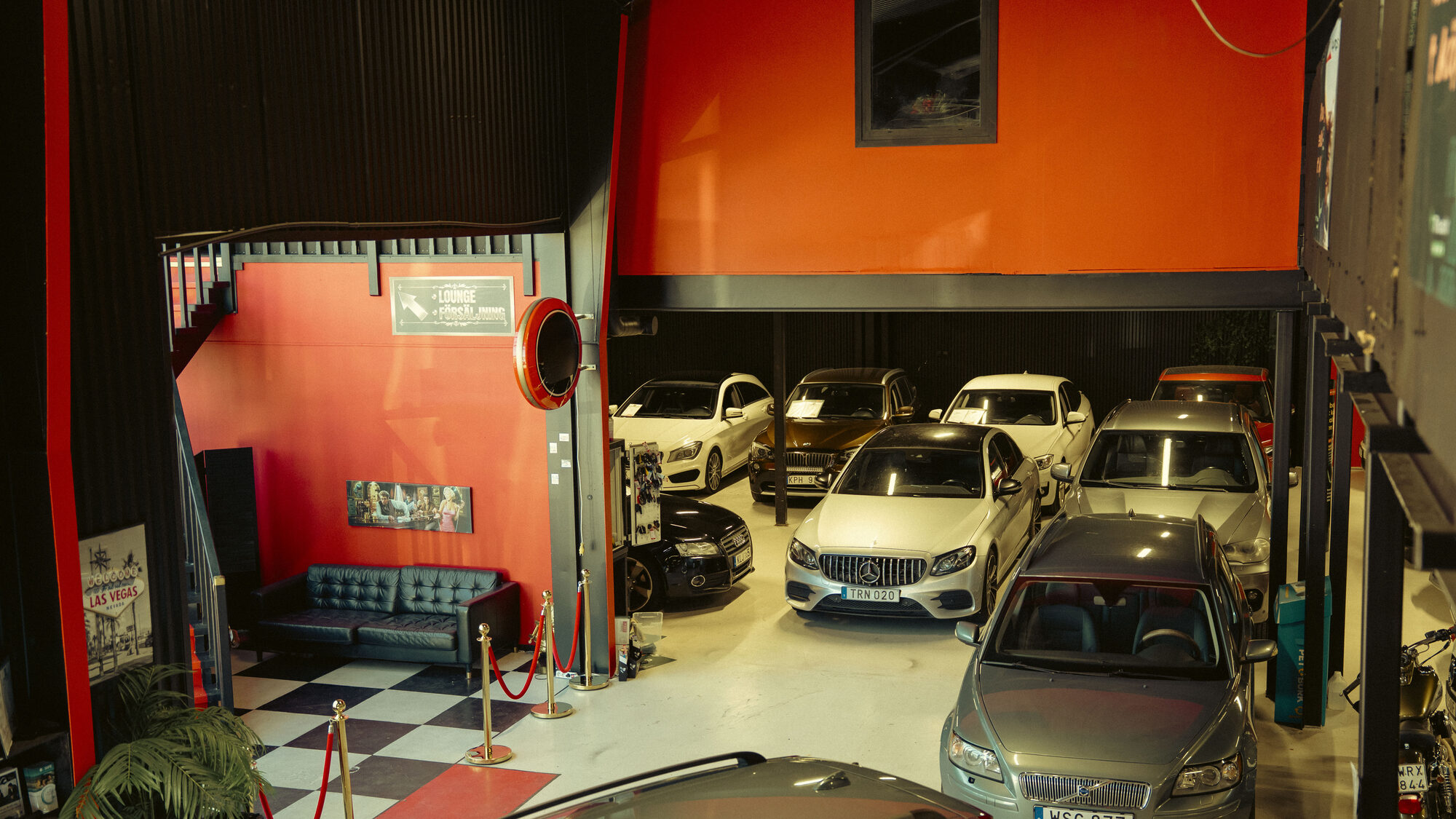 Showroom med bilar hos Haninge Fordon